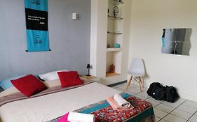 Jolie chambre climatisée avec balcon chez l'habitant